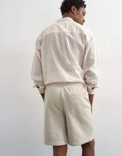 Model wearing Relaxed fit jersey short in washed beige