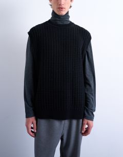 Model wearing Relaxed fit knitted cable tank in black