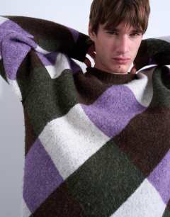 Model wearing Relaxed fit knitted jumper with diamond design in brown