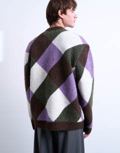 Model wearing Relaxed fit knitted jumper with diamond design in brown