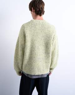 Model wearing Relaxed fit knitted jumper with nep in green
