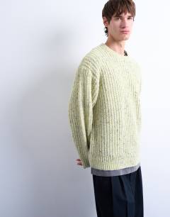 Model wearing Relaxed fit knitted jumper with nep in green