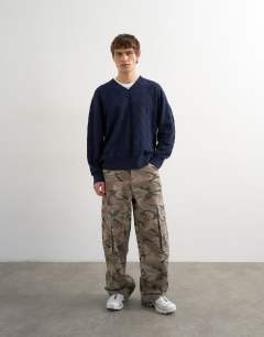 Model wearing Relaxed fit knitted v-neck jumper with texture in navy