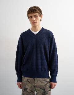 Model wearing Relaxed fit knitted v-neck jumper with texture in navy