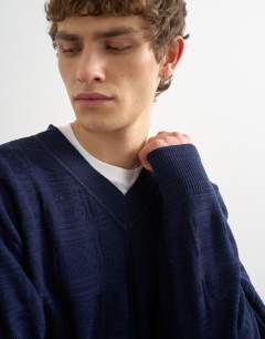 Model wearing Relaxed fit knitted v-neck jumper with texture in navy