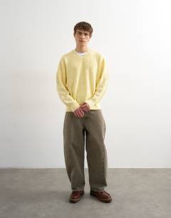 Model wearing Relaxed fit knitted v-neck jumper with texture in yellow