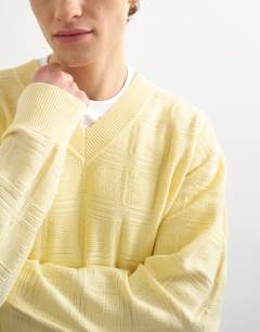 Model wearing Relaxed fit knitted v-neck jumper with texture in yellow