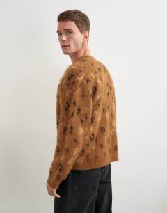 Model wearing Relaxed fit leapord print knitted cardigan in tan
