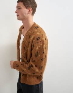 Model wearing Relaxed fit leapord print knitted cardigan in tan