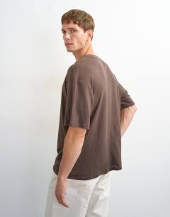 Model wearing Relaxed fit linen mix t-shirt in brown