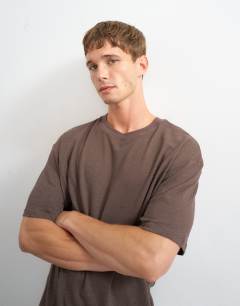 Model wearing Relaxed fit linen mix t-shirt in brown