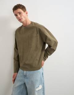 Model wearing Relaxed fit long sleeve heavyweight t-shirt in washed khaki