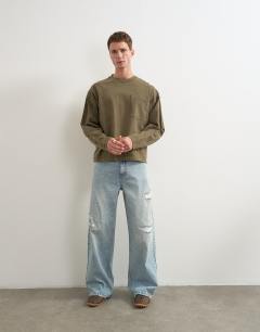 Model wearing Relaxed fit long sleeve heavyweight t-shirt in washed khaki