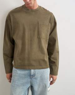Model wearing Relaxed fit long sleeve heavyweight t-shirt in washed khaki