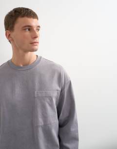 Model wearing Relaxed fit long sleeve heavyweight t-shirt in washed mink