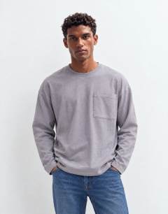 Model wearing Relaxed fit long sleeve heavyweight t-shirt in washed mink
