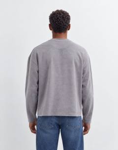 Model wearing Relaxed fit long sleeve heavyweight t-shirt in washed mink