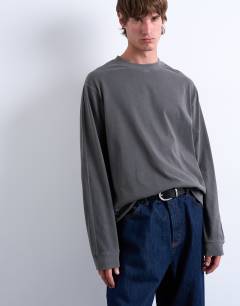 Model wearing Relaxed fit long sleeve raglan t-shirt in washed black