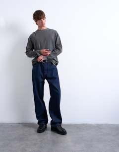 Model wearing Relaxed fit long sleeve raglan t-shirt in washed black