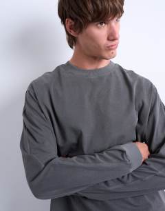 Model wearing Relaxed fit long sleeve raglan t-shirt in washed black