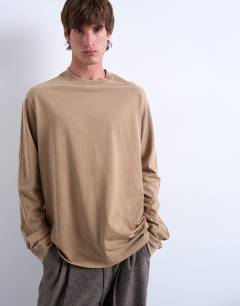 Model wearing Relaxed fit long sleeve raglan t-shirt in washed stone