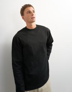 Model wearing Relaxed fit long sleeve t-shirt in black