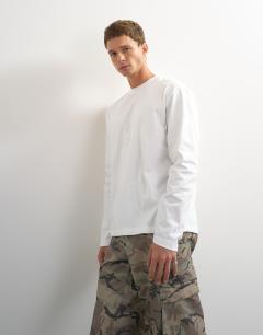 Model wearing Relaxed fit long sleeve t-shirt in white