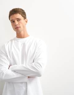 Model wearing Relaxed fit long sleeve t-shirt in white