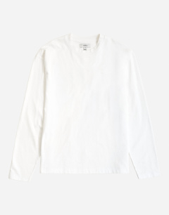 Model wearing Relaxed fit long sleeve t-shirt in white