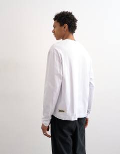 Model wearing Relaxed fit long sleeve t-shirt with studio print in white