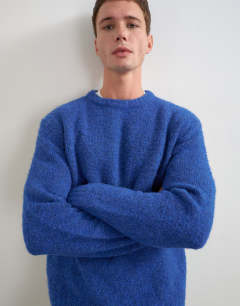 Model wearing Relaxed fit loose knit jumper in cobalt blue