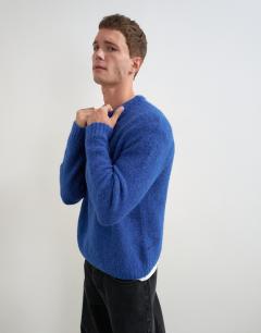 Model wearing Relaxed fit loose knit jumper in cobalt blue