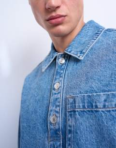 Model wearing Relaxed fit overhead denim shirt in mid wash