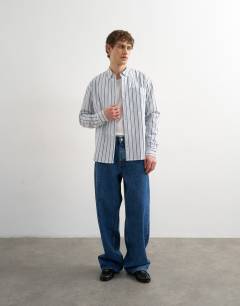 Model wearing Relaxed fit oxford shirt with stripe in blue