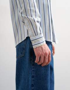 Model wearing Relaxed fit oxford shirt with stripe in blue