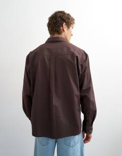 Model wearing Relaxed fit poplin shirt in brown
