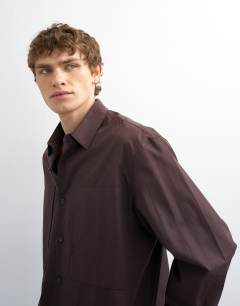 Model wearing Relaxed fit poplin shirt in brown