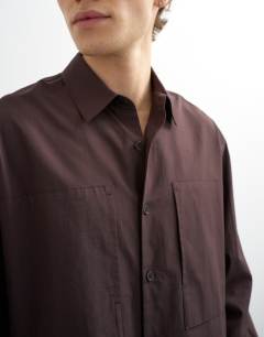 Model wearing Relaxed fit poplin shirt in brown