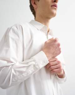 Model wearing Relaxed fit poplin shirt in white