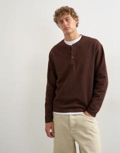 Model wearing Relaxed fit rib henley in brown