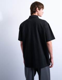 Model wearing Relaxed fit seersucker zip through shirt in black