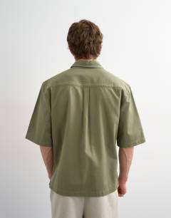 Model wearing Relaxed fit short sleeve herringbone crop overshirt in contrast olive