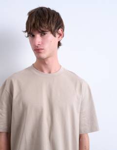 Model wearing Relaxed fit t-shirt in beige 