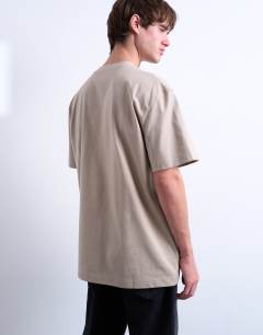 Model wearing Relaxed fit t-shirt in beige 