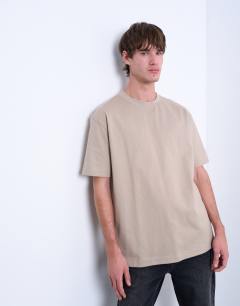 Model wearing Relaxed fit t-shirt in beige 
