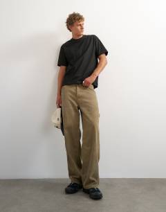 Model wearing Relaxed fit t-shirt in black