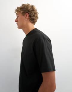 Model wearing Relaxed fit t-shirt in black