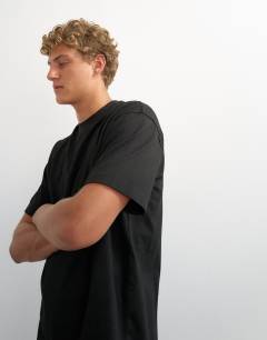 Model wearing Relaxed fit t-shirt in black