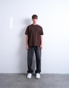 Model wearing Relaxed fit t-shirt in chocolate 
