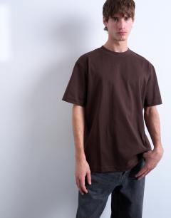 Model wearing Relaxed fit t-shirt in chocolate 